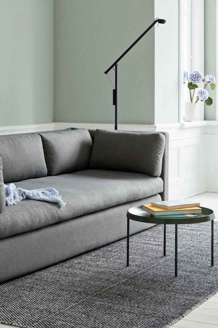 Välj rätt matta för vardagsrum med hjälp av denna guide - här en grå matta perfekt placerad under soffan i ett vardagsrum. 