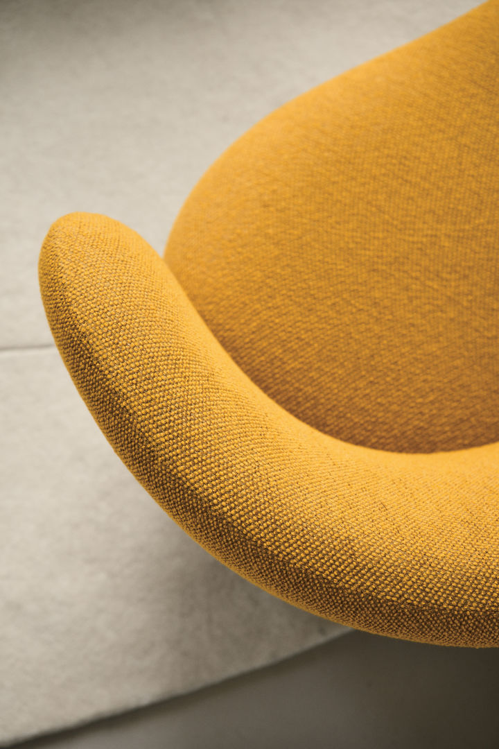 Rengöra soffa i tyg kan göras på flera olika sätt, här en närbild på den svängda tygsoffan Dandy i gult från Massproductions.
