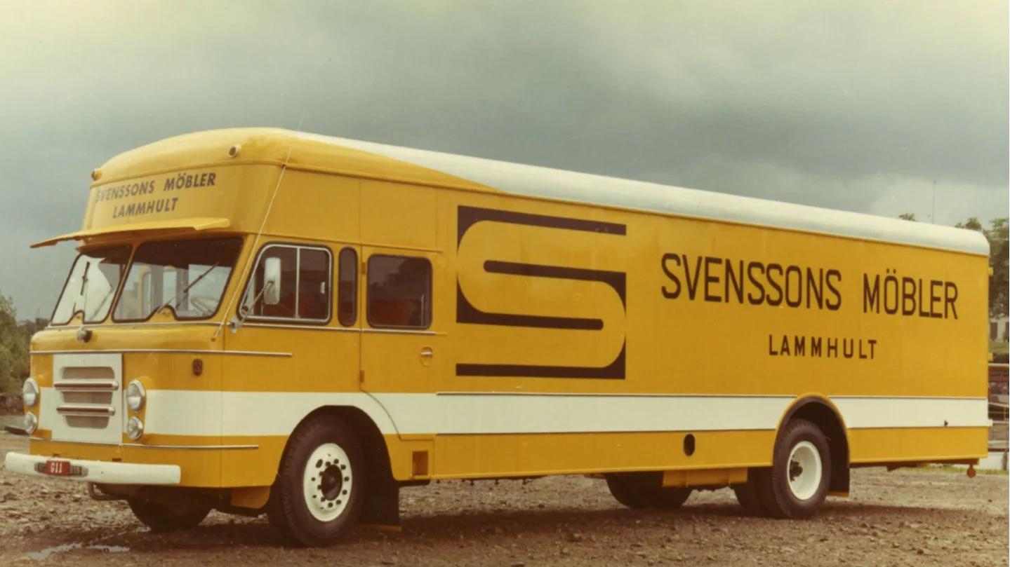 Bild som visar den gula möbelbussen som Svenssons Möbler i Lammhult använde förr för att leverera möbler till kunder över hela Sverige.