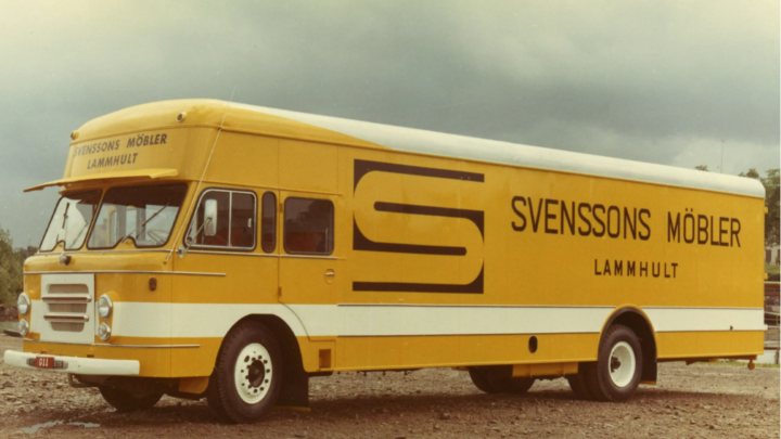 Bild som visar den gula möbelbussen som Svenssons Möbler i Lammhult använde förr för att leverera möbler till kunder över hela Sverige.