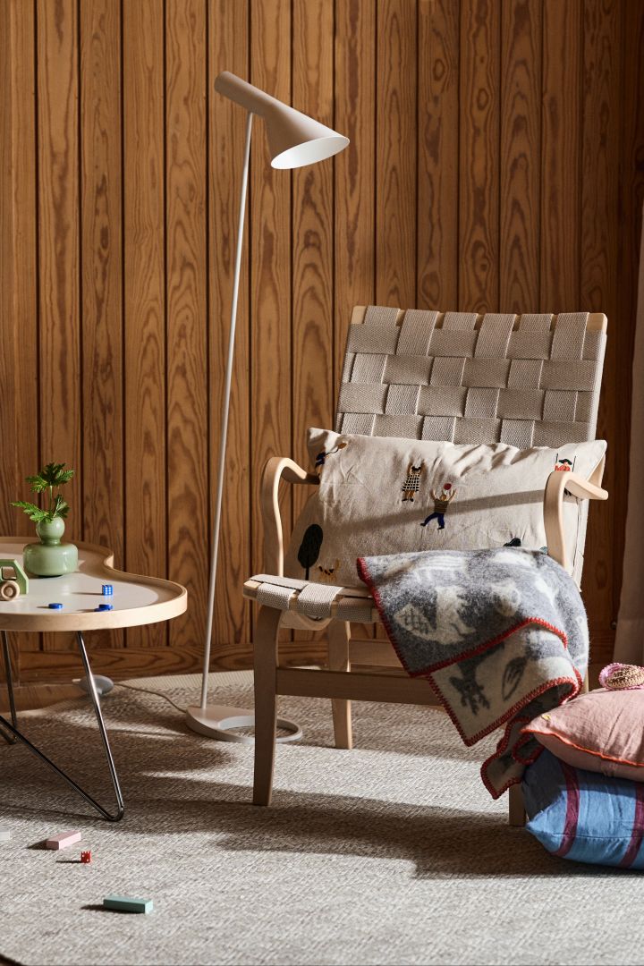 AJ golvlampa från Louis Poulsen är ett exempel på snygga golvlampor med tidlös design. Den ikoniska golvlampan av Arne Jacobsen passar både i det moderna som det klassiska hemmet och är perfekt för läshörnan vid soffan.