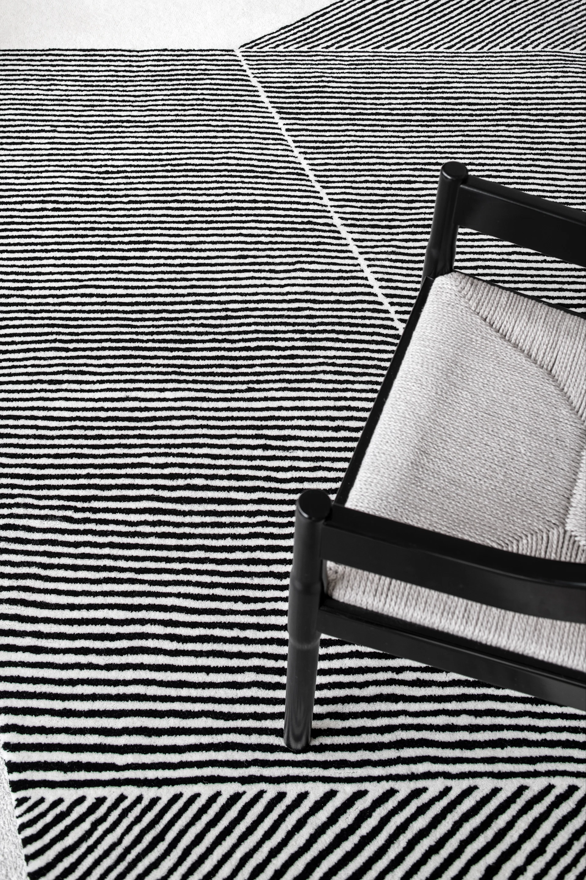 Svartvit ullmatta från NJRD med grafiska linjer. 