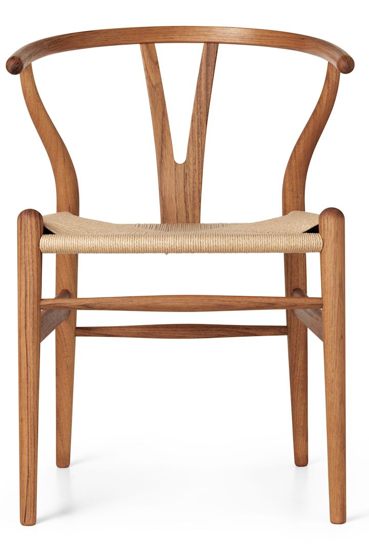 CH24 stol i naturlig oljad ek från Carl Hansen & Son, formgiven av Hans J. Wegner.