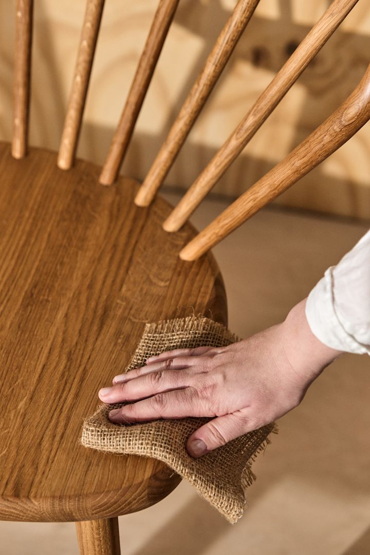 Så tar du hand om dina trämöbler, en lackerad stol rengör du enklast med en lösning av vatten och såpa.