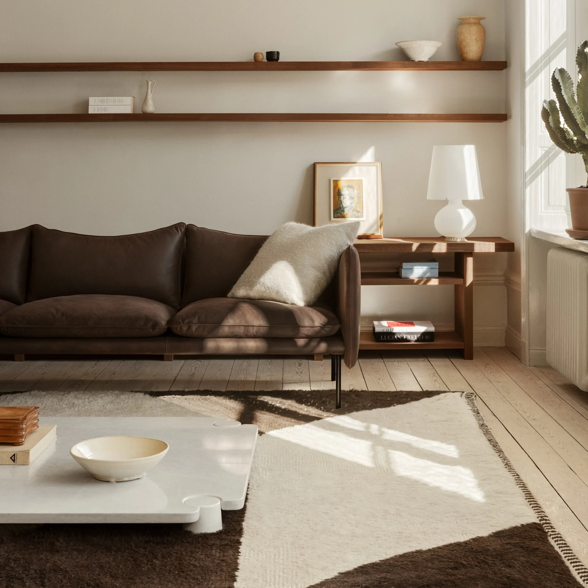 Tiki soffa i mörkbrunt läder från varumärket Fogia.