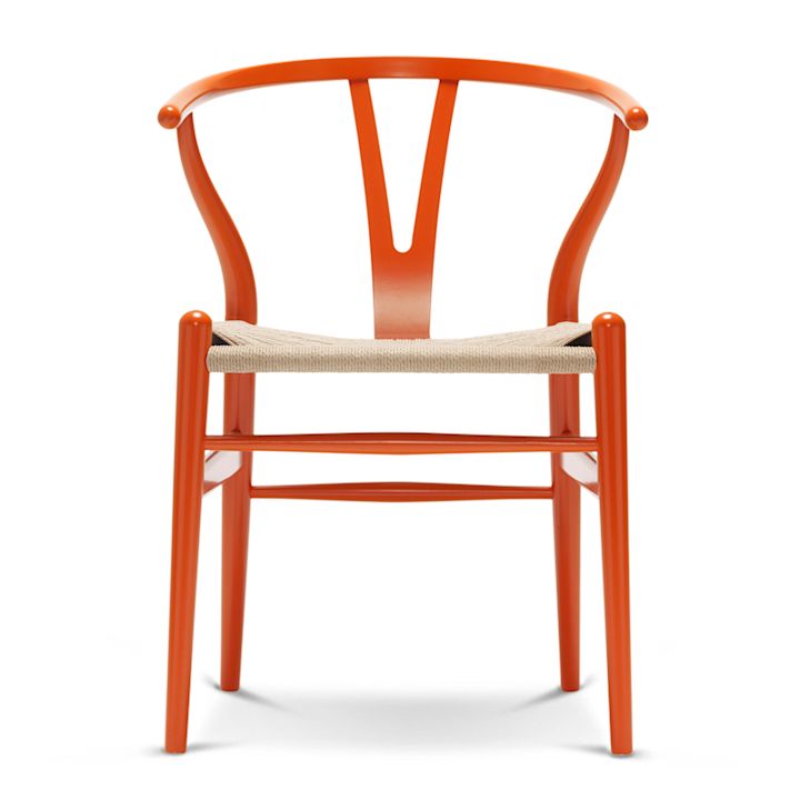 CH24 stol i rött från Carl Hansen är ett färgsprakande exempel på möbel att inreda med om du vill addera med färg till din inredning.