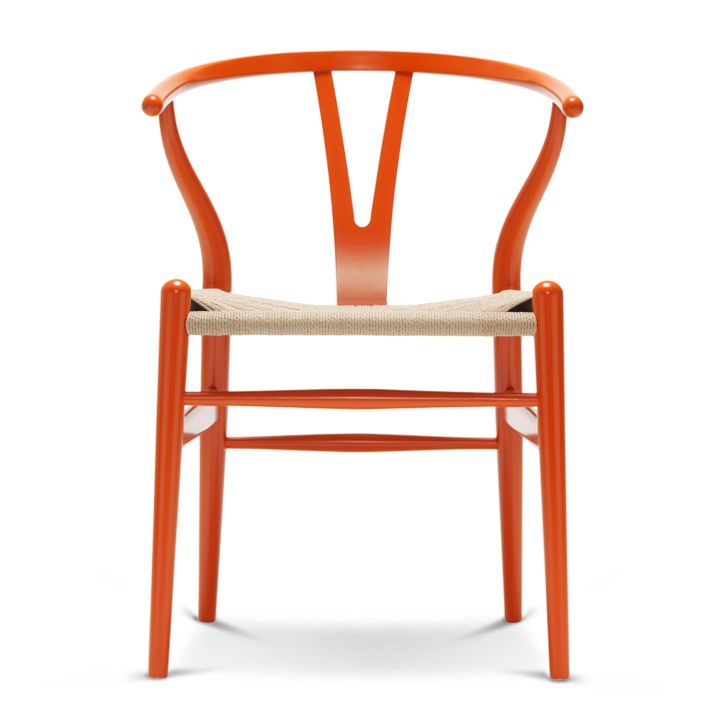 CH24 stol i rött från Carl Hansen är ett färgsprakande exempel på möbel att inreda med om du vill addera med färg till din inredning.