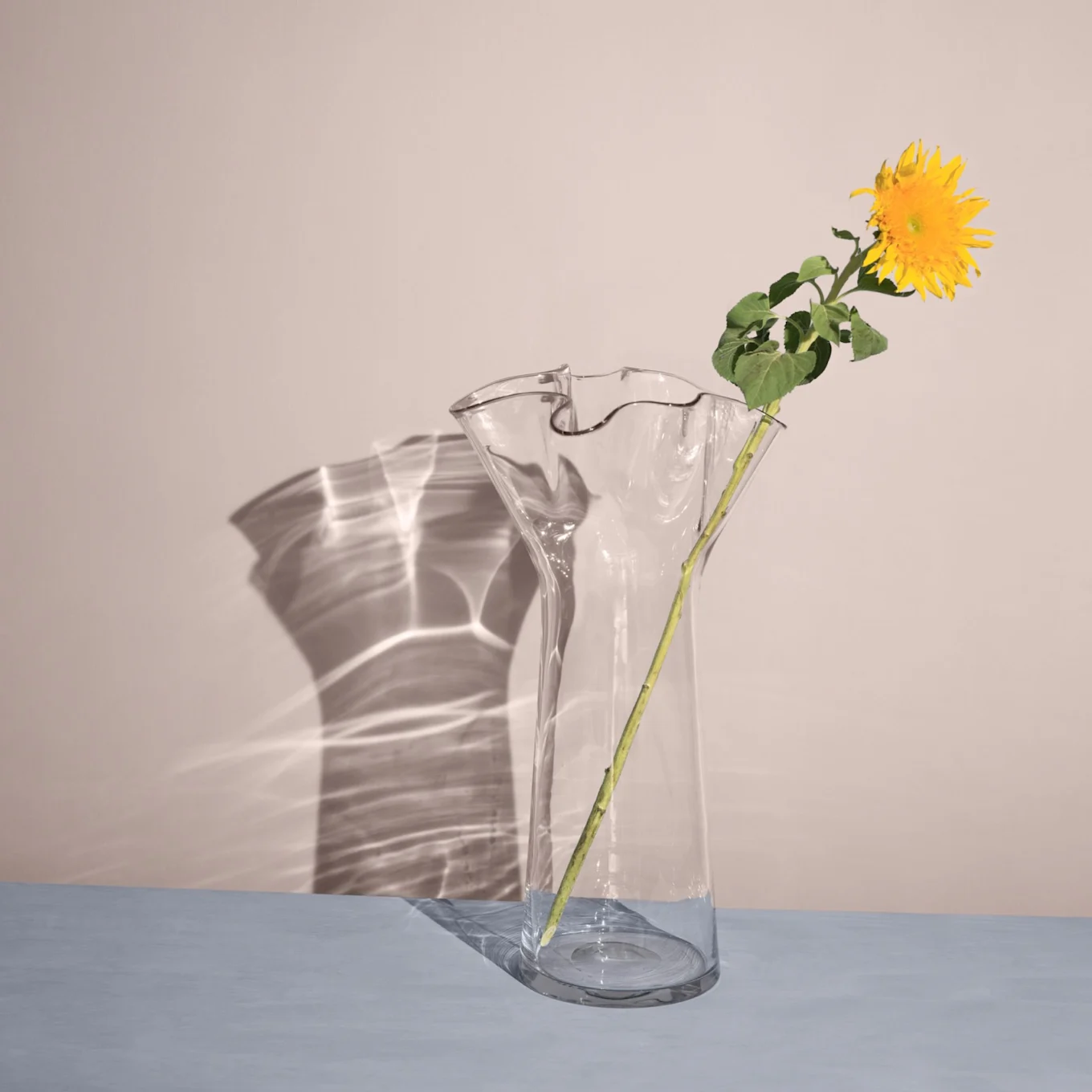 Trippy vas i klasglas från Massproductions placerad mot rosa bakgrund