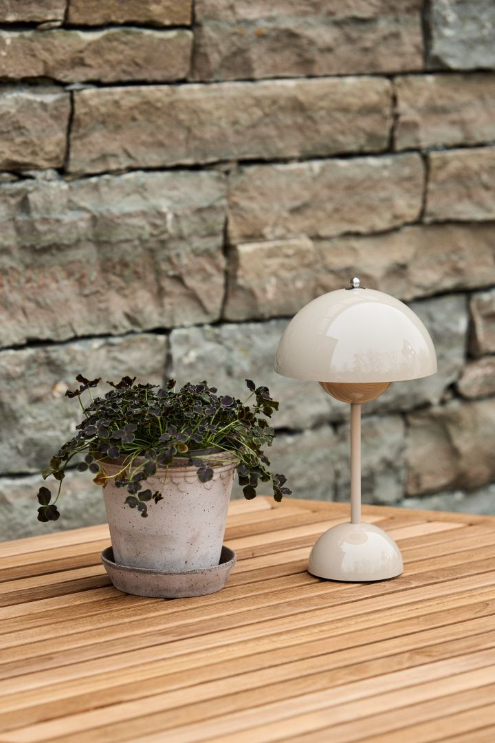 Köpenhamn är en liten utomhuskruka från Bergs Potter, här bredvid portabel Flower Pot lampa i beige.