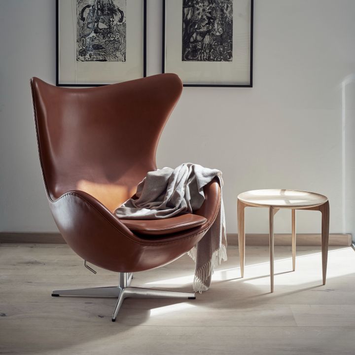 Stilrena fåtöljer i skinn som Ägget från Ftitz Hansen blir en ikonisk och komfortabel möbel att inreda med, materialet i skinn gör att den åldras vackert och håller för många generationer i både kavlitet och stil.