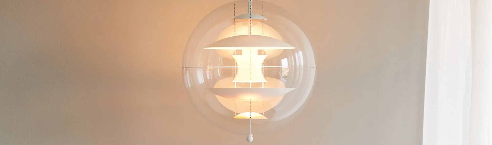 VP Globe taklampa från Verpan i Warm Peach.