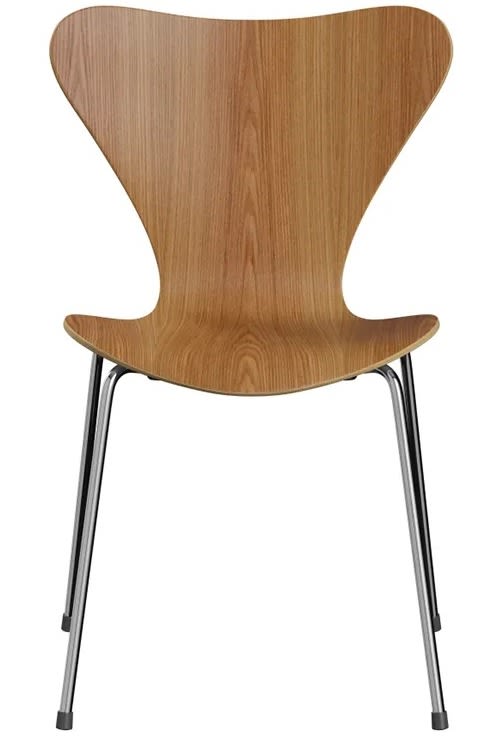 Sjuan stol i klarlackad alm med kromade ben, formgiven av Arne Jacobsen för Fritz Hansen.
