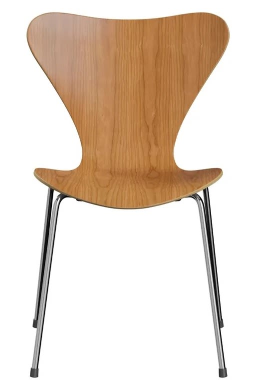 Sjuan stol i klarlackad alm med kromade ben, formgiven av Arne Jacobsen för Fritz Hansen.