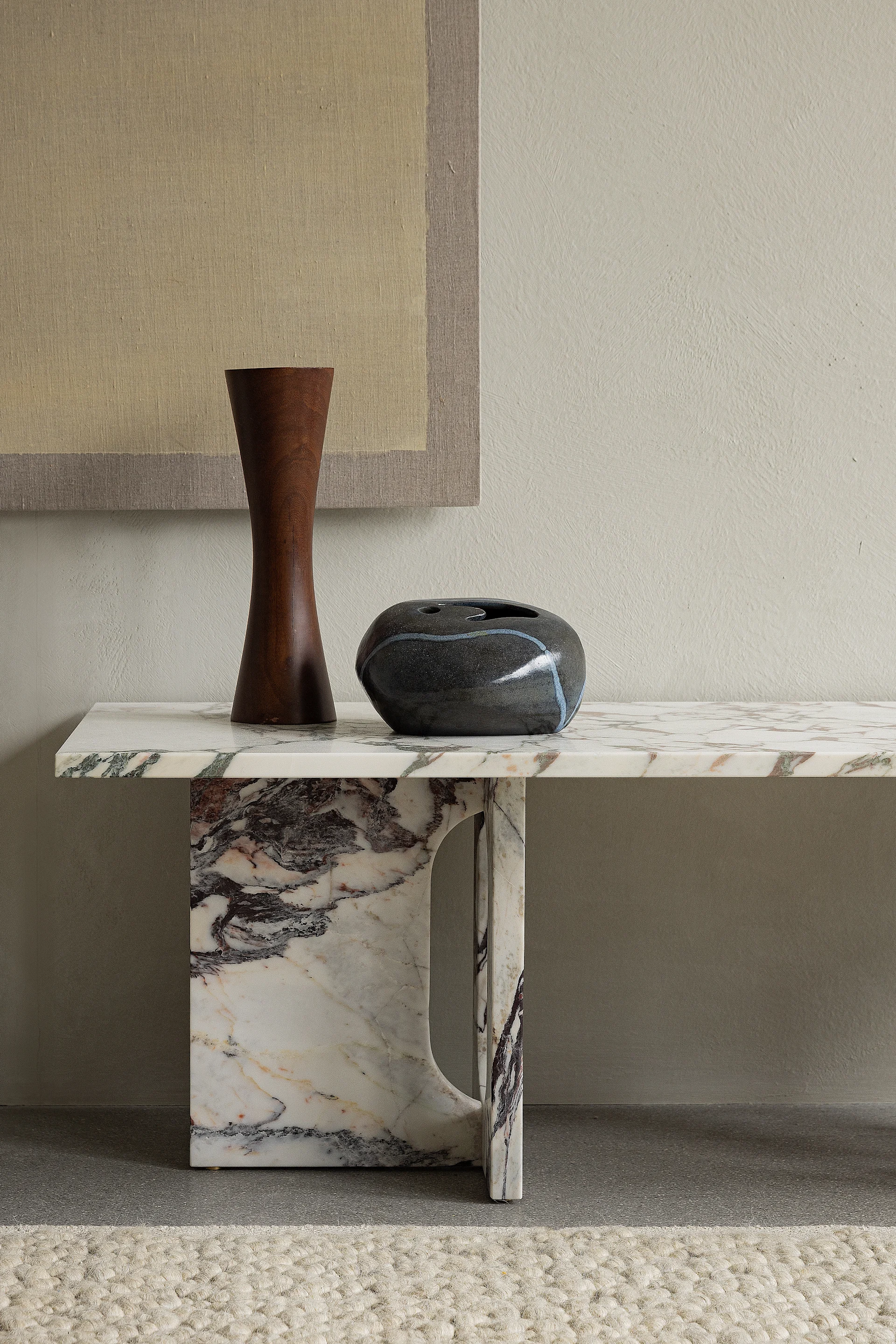 Bild som visar Androgyne loungebord från Audo Copenhagen, här helt i stenen calcatta viola.