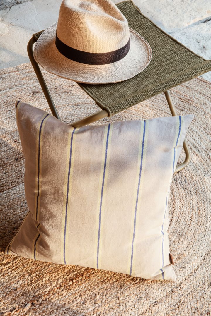 Småmöbler för en fin uteplats är exempelvis Desert pall från Ferm Living ett utmärkt exempel på, här i färgen cashmere olive.