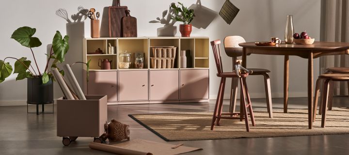 Med Montana Furniture kan du skapa oändliga varianter på förvaring och hyllsystem, som här med Montana Mini i rosa och gult i köksmiljö.