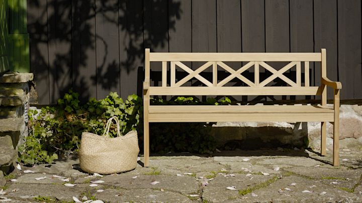 Skagen soffa i teak från danska Skagerak är ett fint exempel på klassiska trädgårdsmöbler som kan åldras med värdighet i din trädgård.