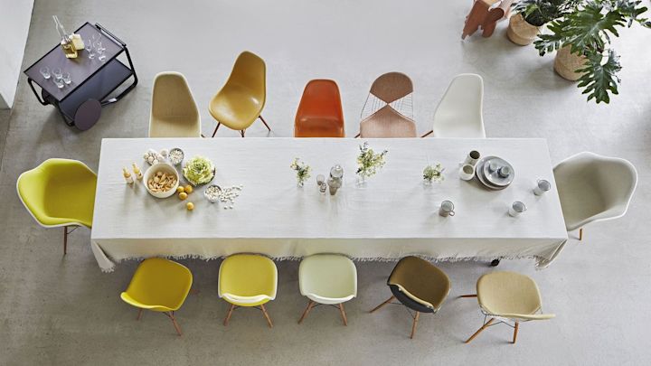 Populära designstolar i plast, Eames stolar i olika färger och former från Vitra.
