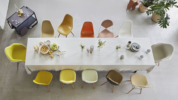Populära designstolar i plast, Eames stolar i olika färger och former från Vitra.
