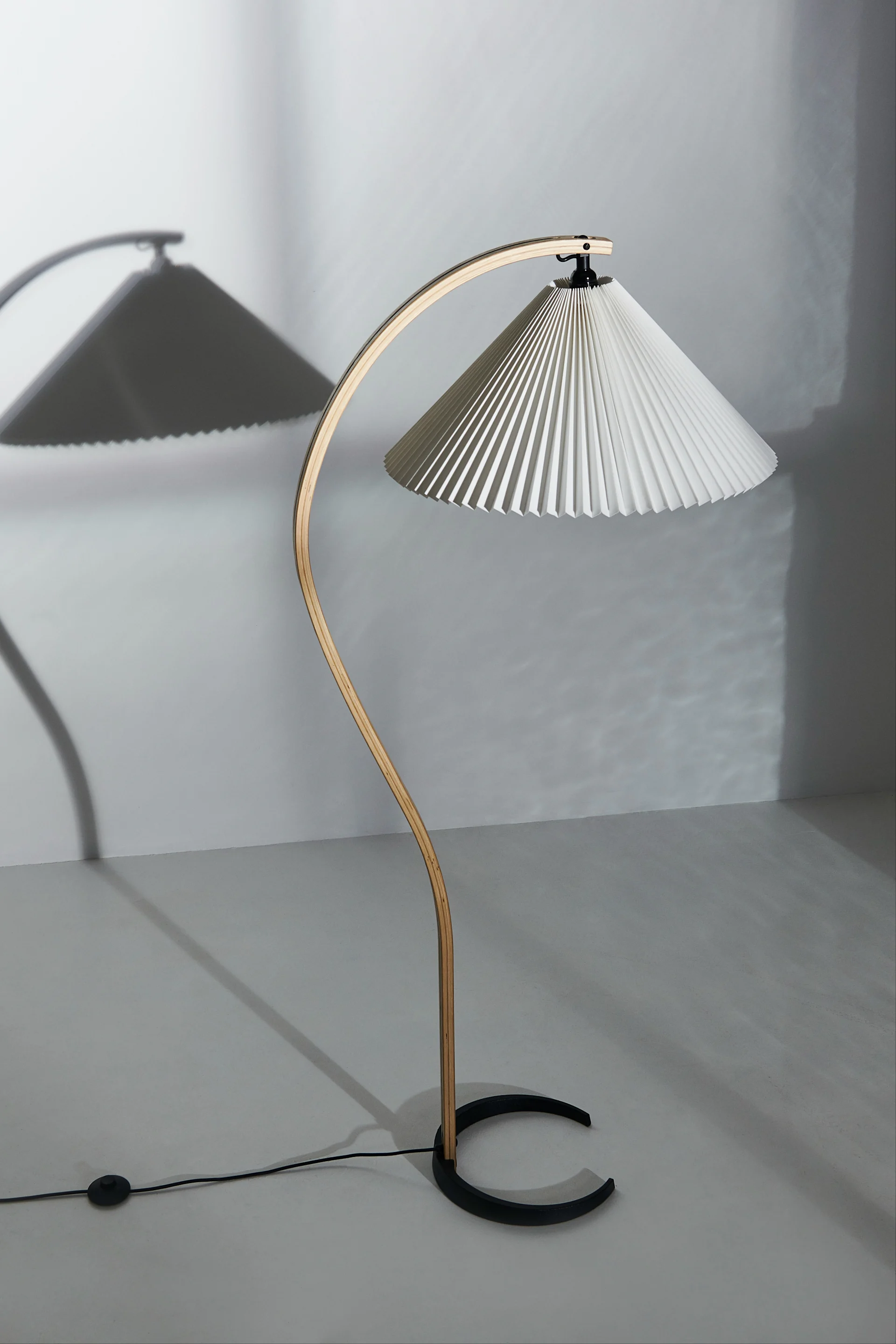 Golvlampan Timberline från Gubi. 