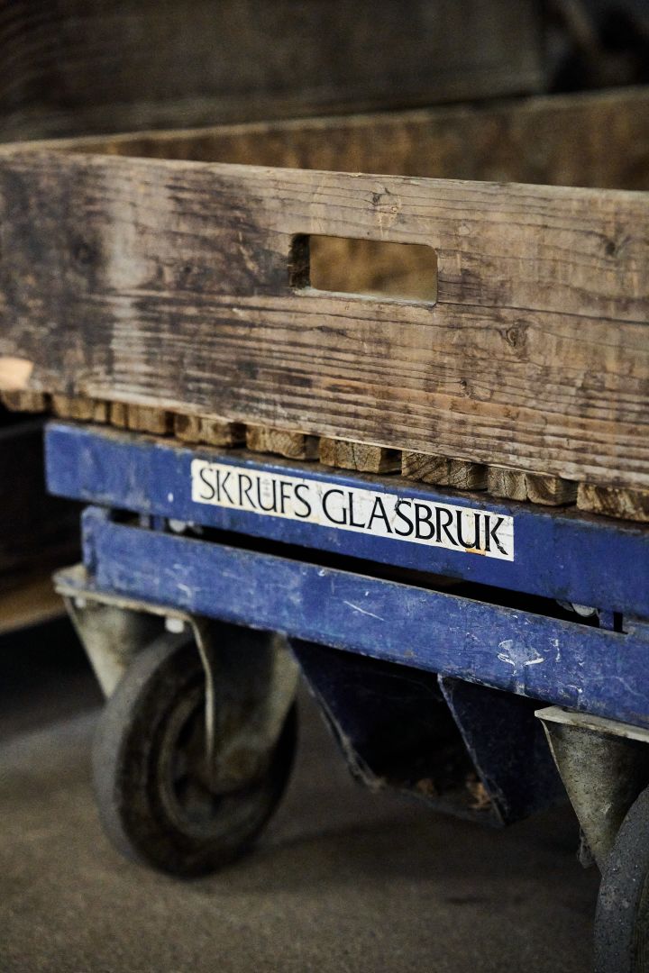 Bild som visar en gammal vagn från Skrufs Glasbruk som används till förvaring av material till glasblåseriet.
