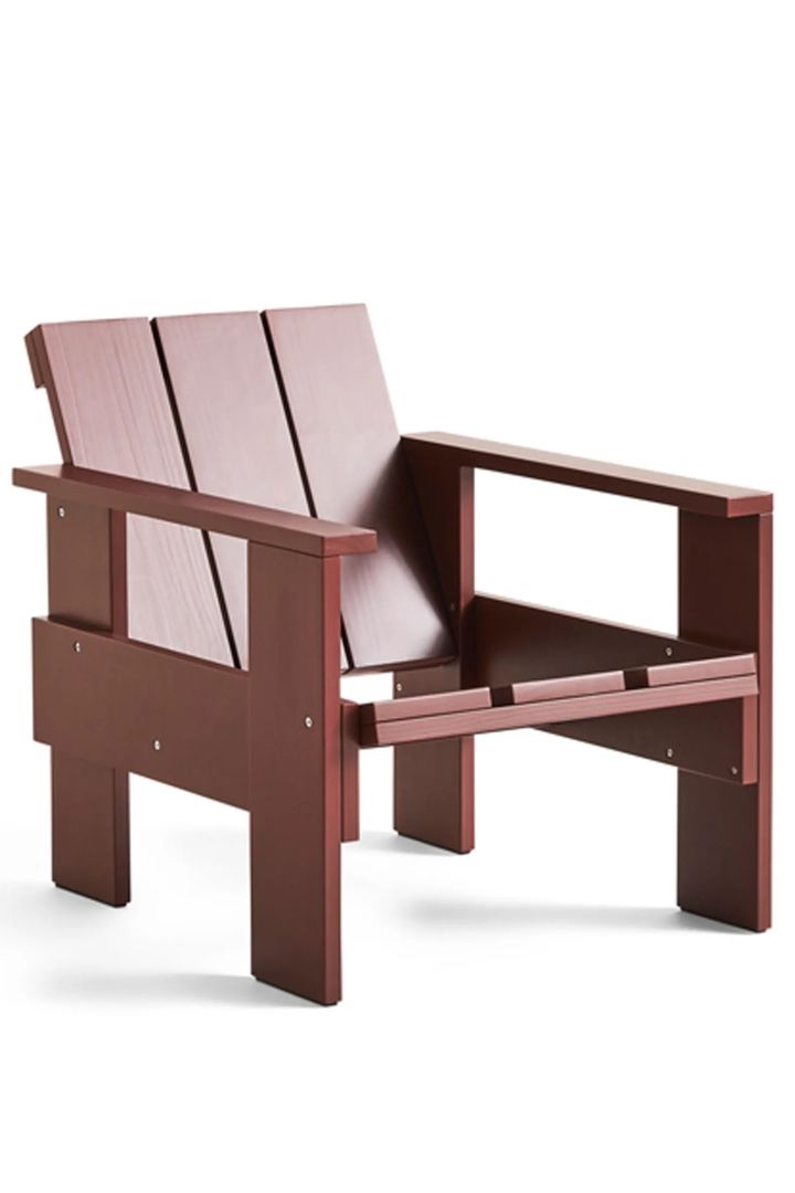 Bild som visar Crate loungestol i rödlackerad furu.
