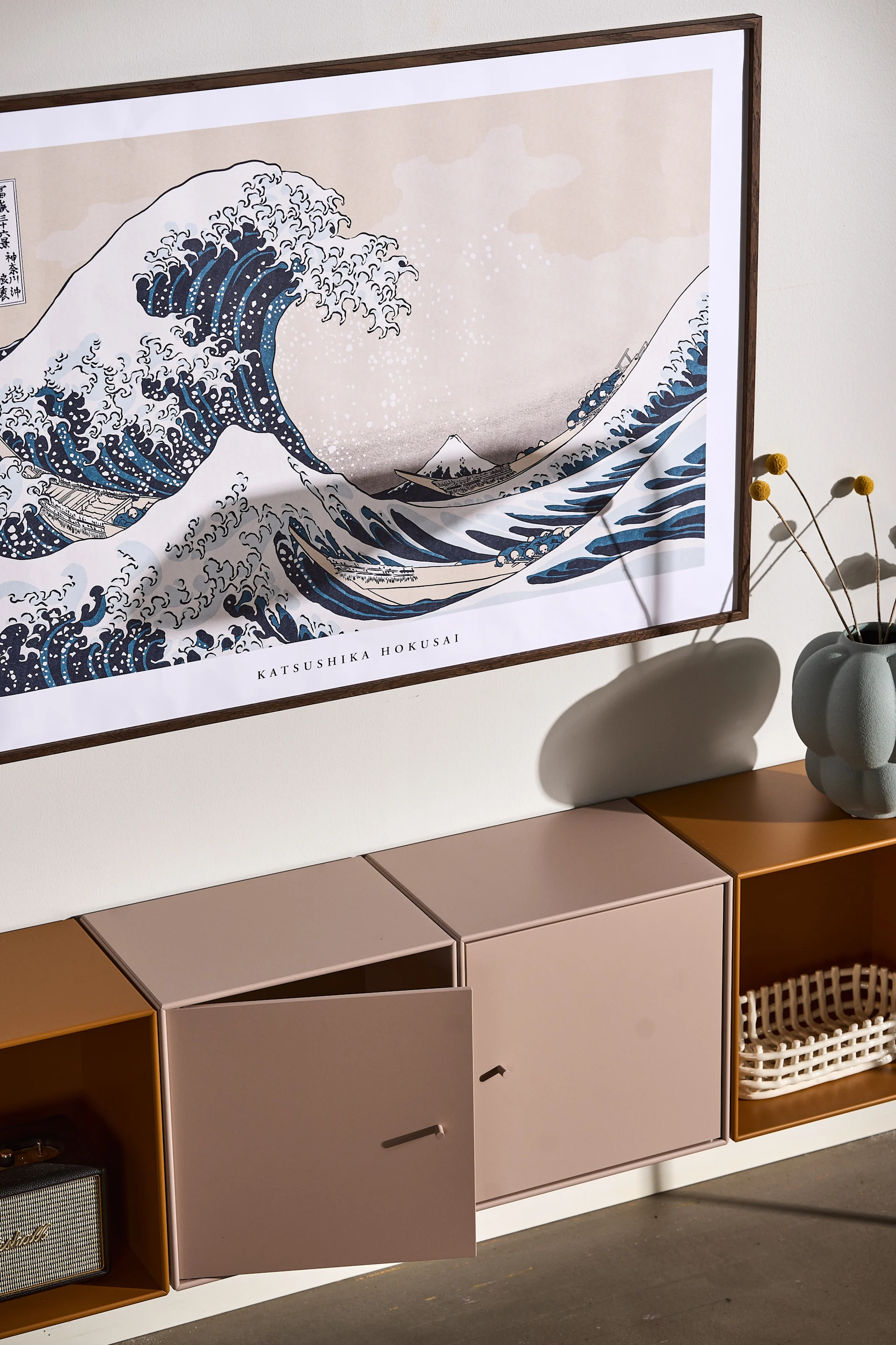 Montana Mini kan användas till att bygga en tv-bänk, här har färgerna mushroom och amber kombinerats.