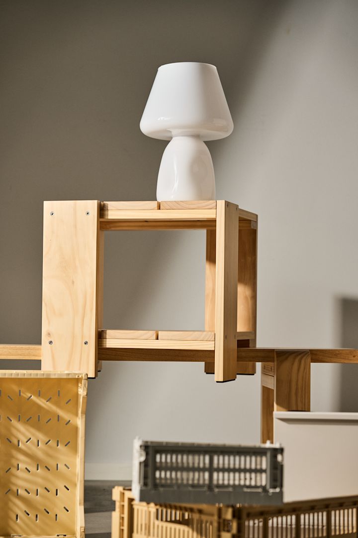Bild som visar Apollo bordslampa i vitt ståendes på Crate sidobord i furu.