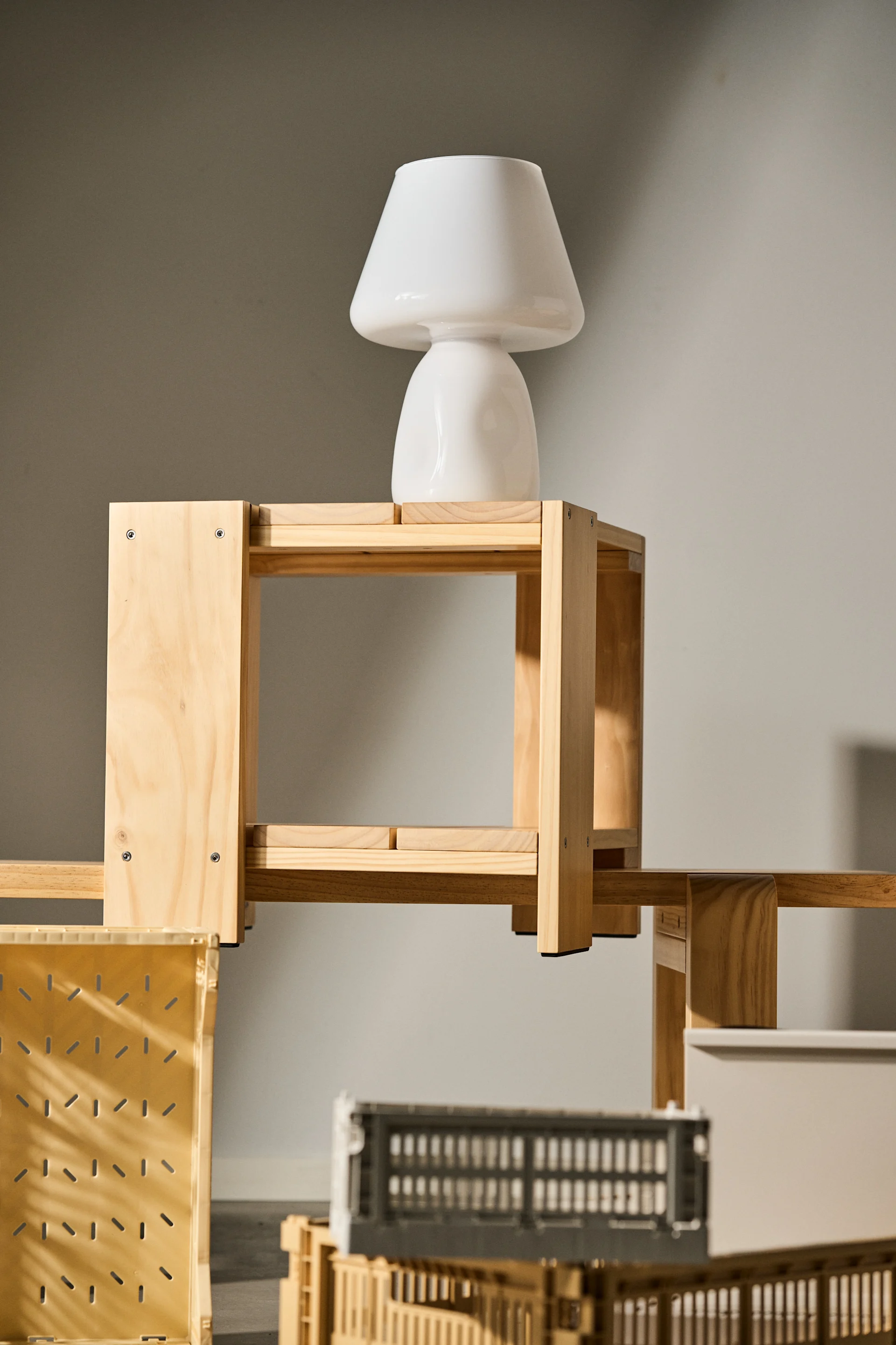 Bild som visar Apollo bordslampa i vitt ståendes på Crate sidobord i furu.