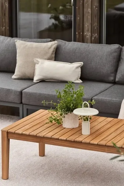 Bild som visar Stockaryd loungebord från 1898, ett avlångt, rektangulärt bord med ribbor i obehandlad teak.