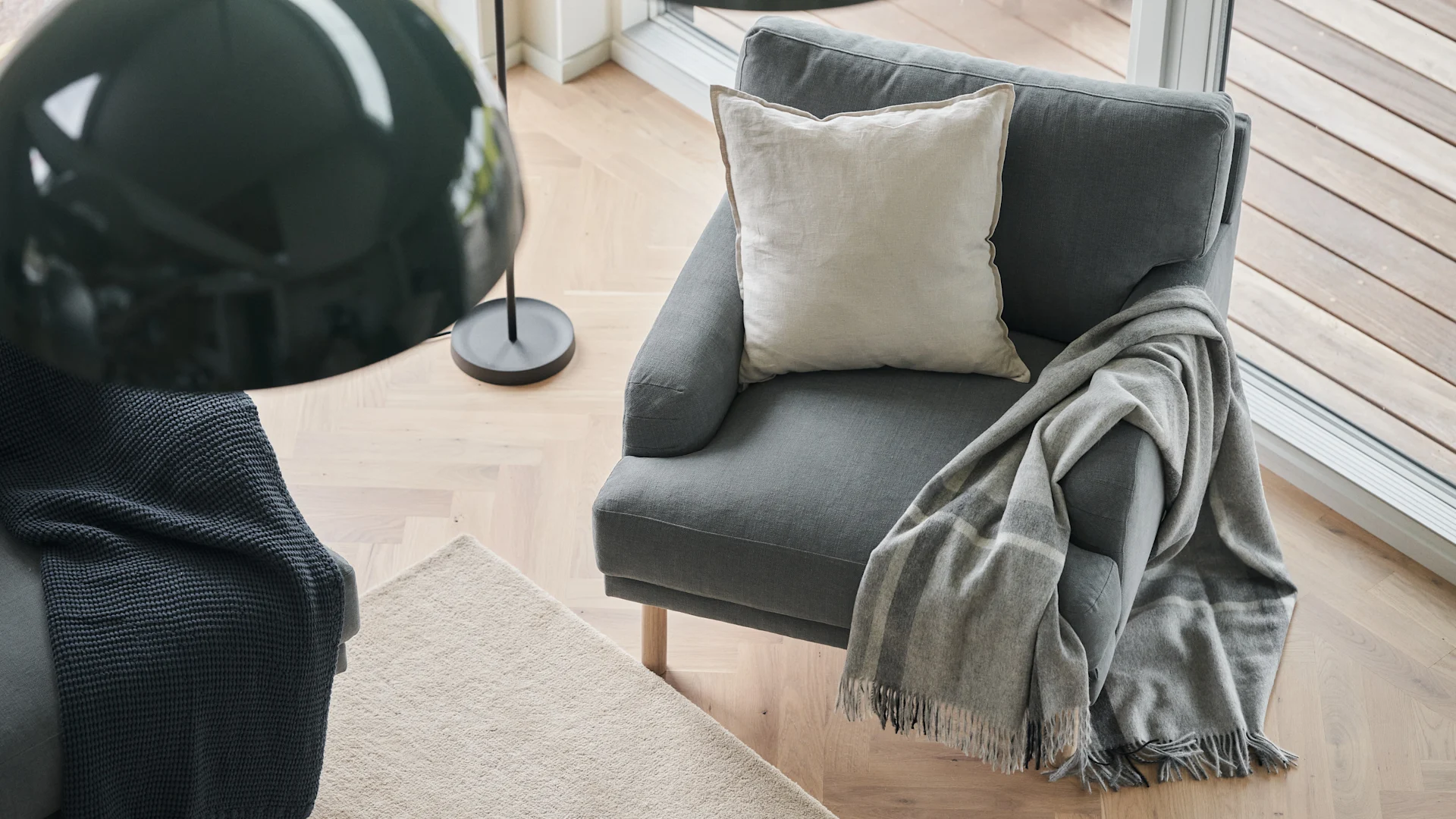 Lidnäs fåtölj i grått från varumärket 1898.