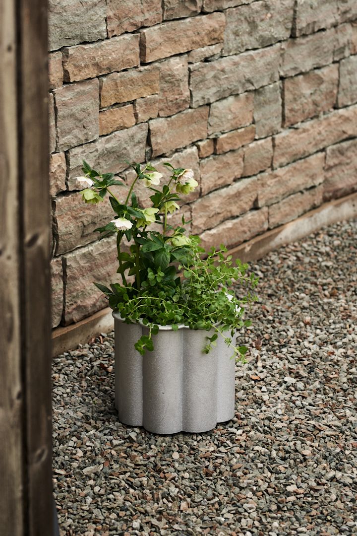 Gråsippa kruka från Byrarums Bruk i sandgjuten aluminium.