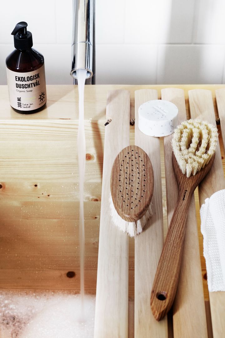 Bild som visar fina badborstar i oljad ek från Iris Hantverk, en detalj som ger spa-känsla i ett lyxigt badrum.