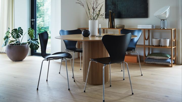 Hemma hos familjen Moser är matplatsen inredd med Palais bord från Asplund tillsammans med svarta Sjuan-stolar.
