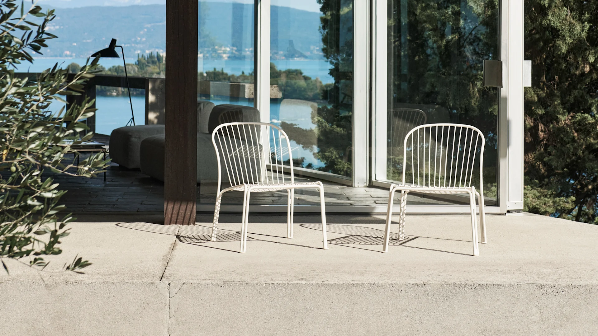 Bild som visar uteplats med Thorvald loungestolar i färgen ivory från &Tradition.