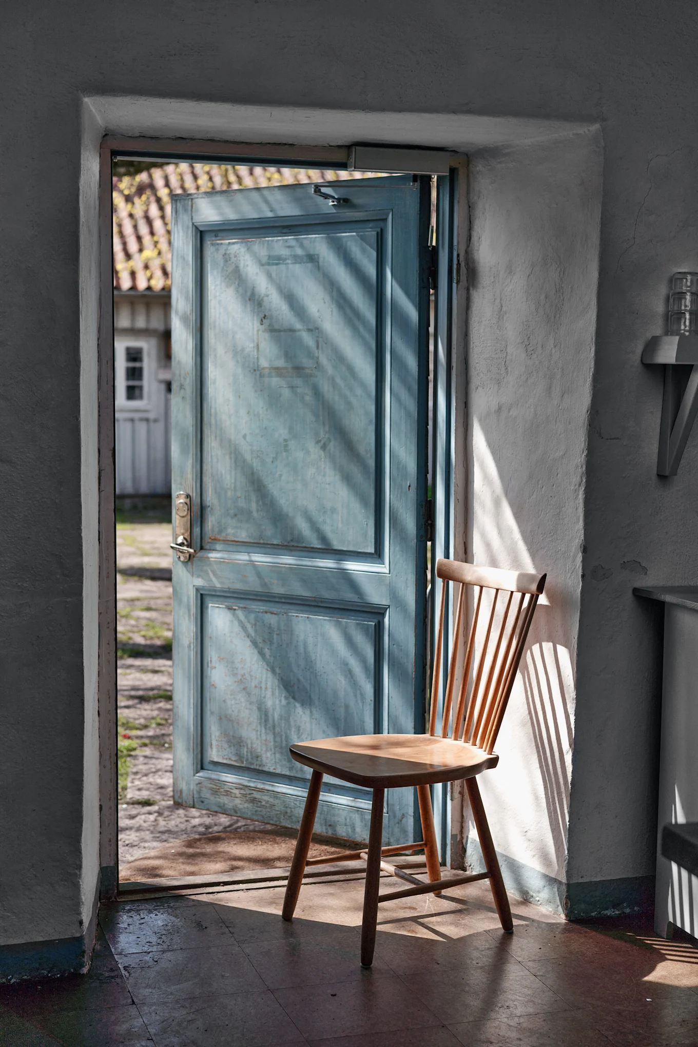 I Capellagårdens matsal står Carl Malmstens Lilla Åland-stolar uppradade med härlig patina.