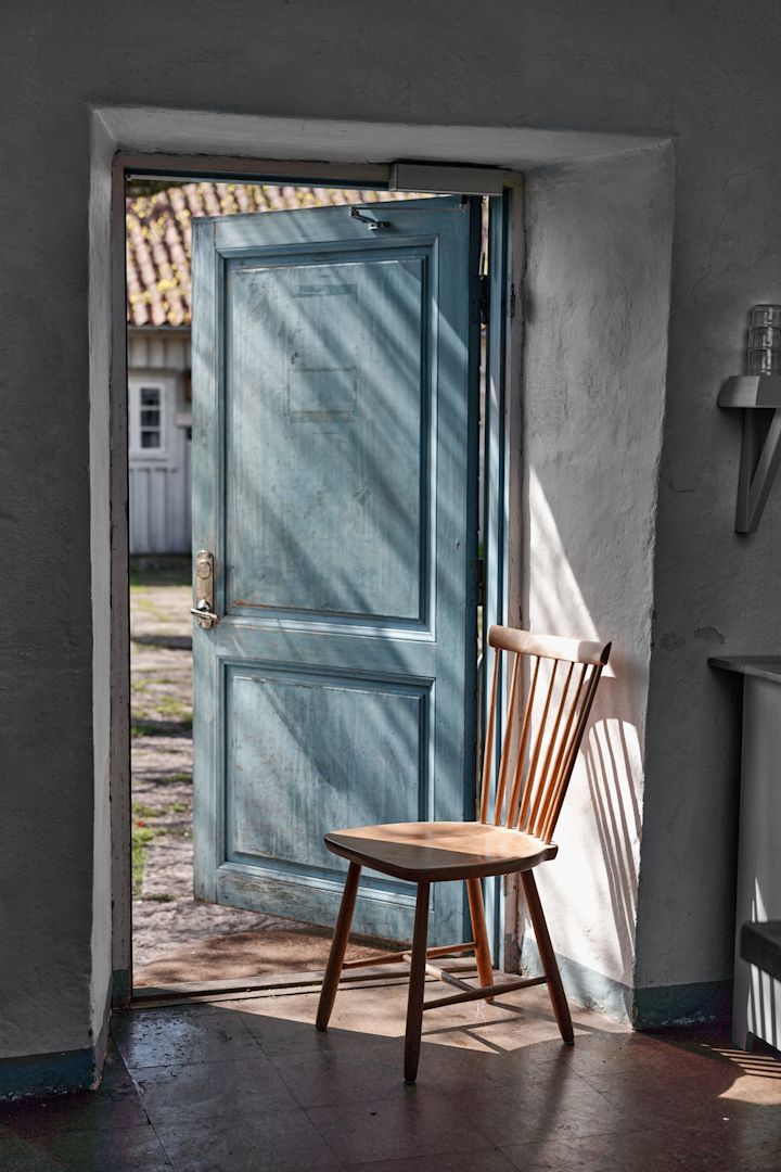 I Capellagårdens matsal står Carl Malmstens Lilla Åland-stolar uppradade med härlig patina.