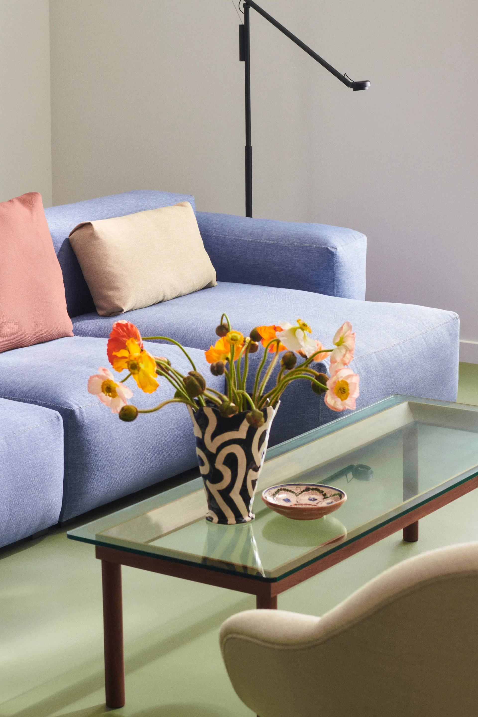 Så väljer du rätt soffbord, bild som visar det rektangulära soffbordet Kofi från HAY, här placerat framför en senapsgul sammetssoffa på en beige matta.