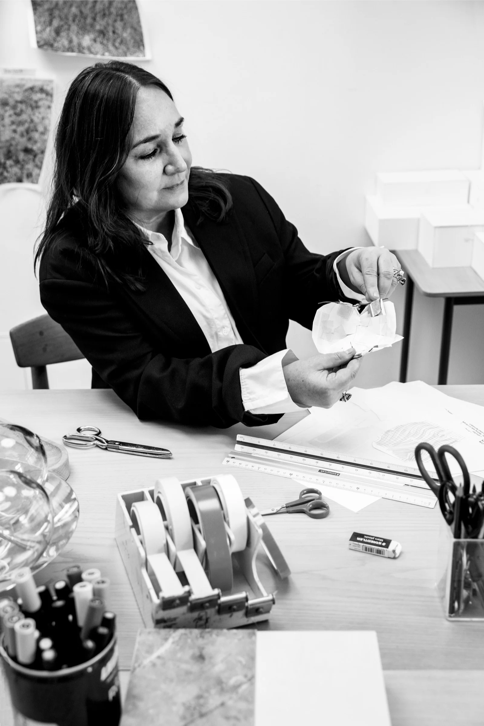 Bild som visar formgivaren Monica Förster arbetandes med en prototyp för ett kommande designprojekt.