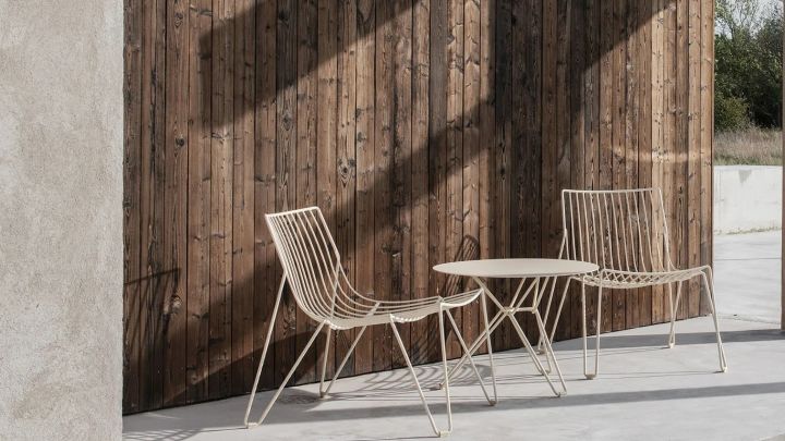 Tio bord och stolar från Massproductions är nätta och stilrena loungemöbler för balkongen, här i färgen ivory.