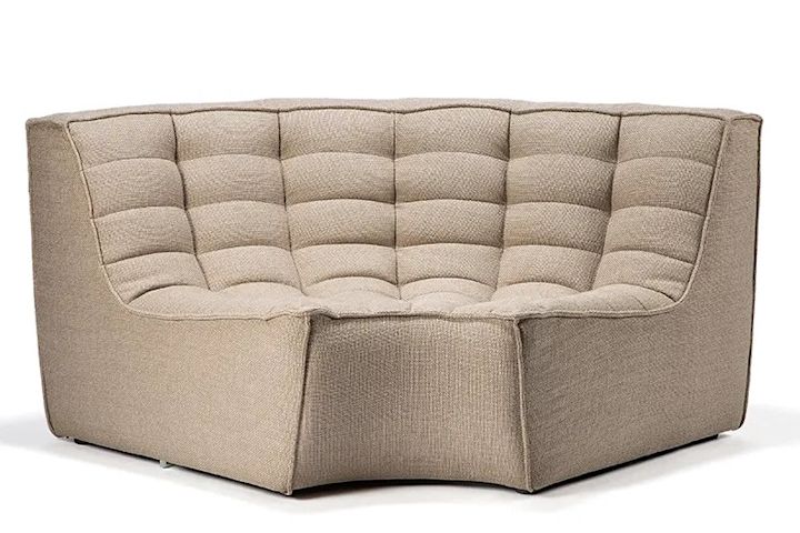 N701 modulsoffa från Ethnicraft kan byggas på en mängd olika sätt och göras både till hörnsoffa eller en rak variant.
