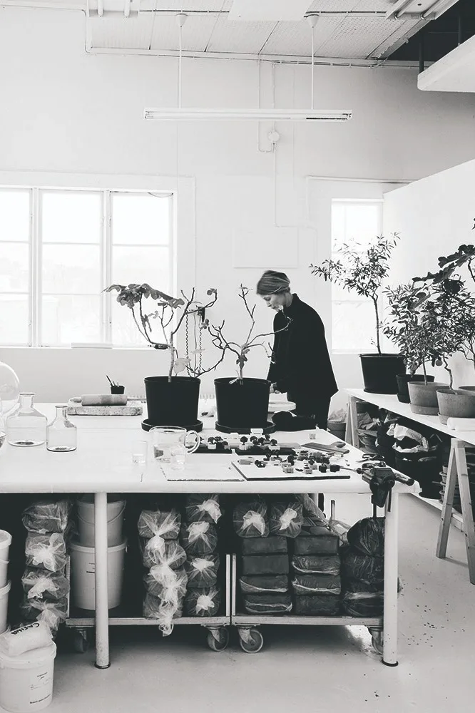 Carina Seth Andersson i sin studio för en intervju med Svenssons.se.