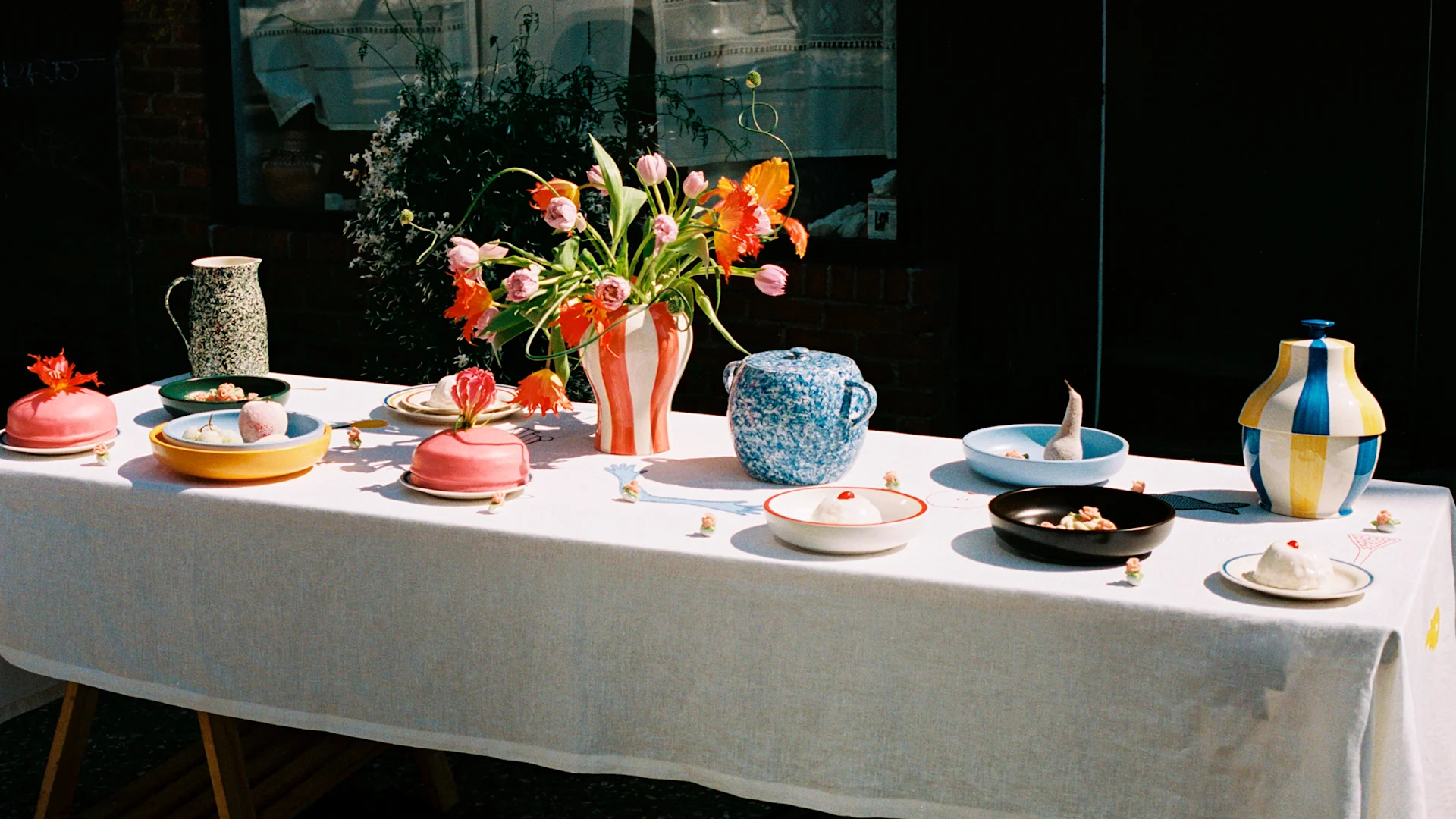 Färgsprakande dukning från HAY med porslin, vaser och detaljer i olika färger, mönster och material.