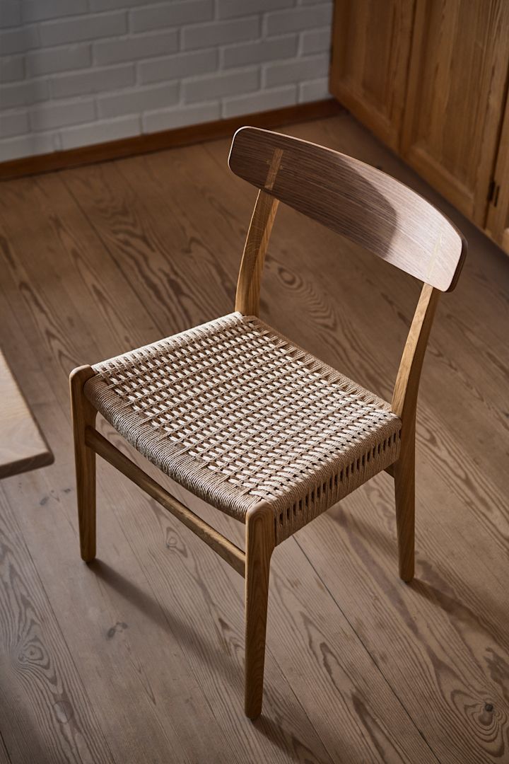 CH23 stol från Carl Hansen & Søn är en ikon bland danska stolar och ett utmärkt exempel på klassiska möbler som aldrig går ur tiden.