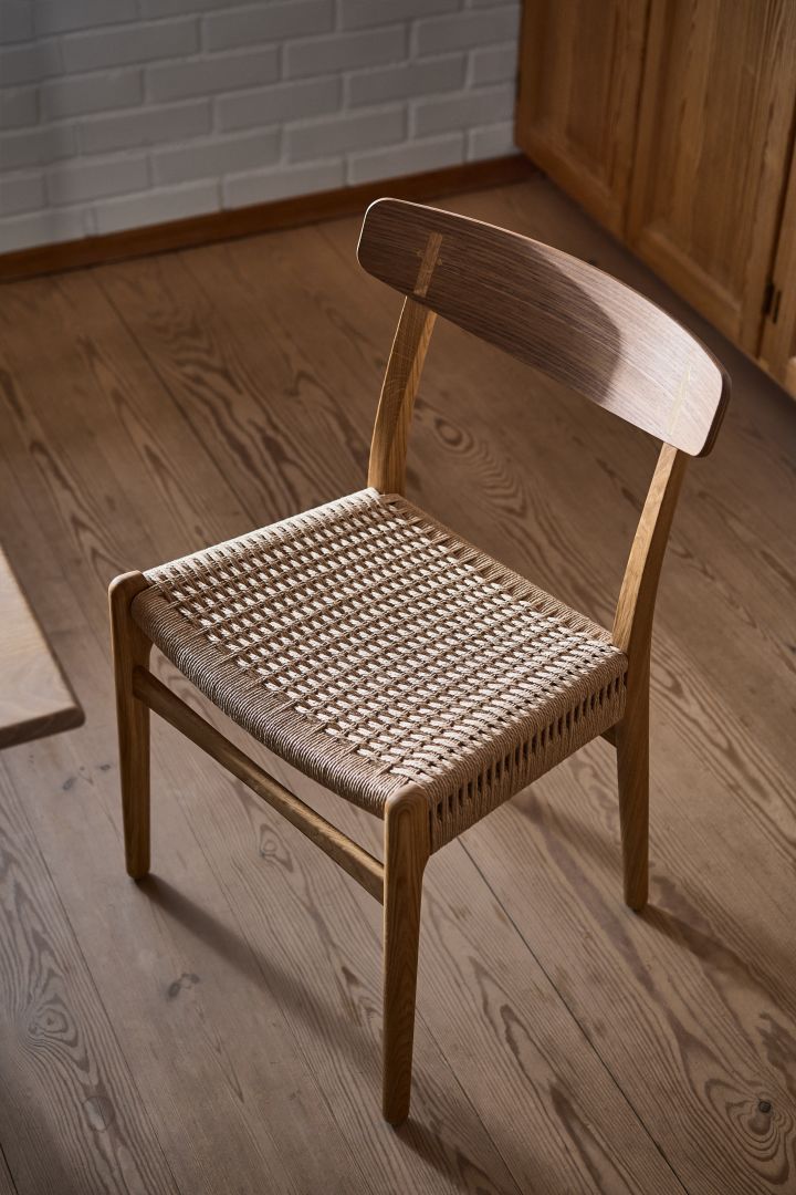 CH23 stol från Carl Hansen & Søn är en ikon bland danska stolar och ett utmärkt exempel på klassiska möbler som aldrig går ur tiden.