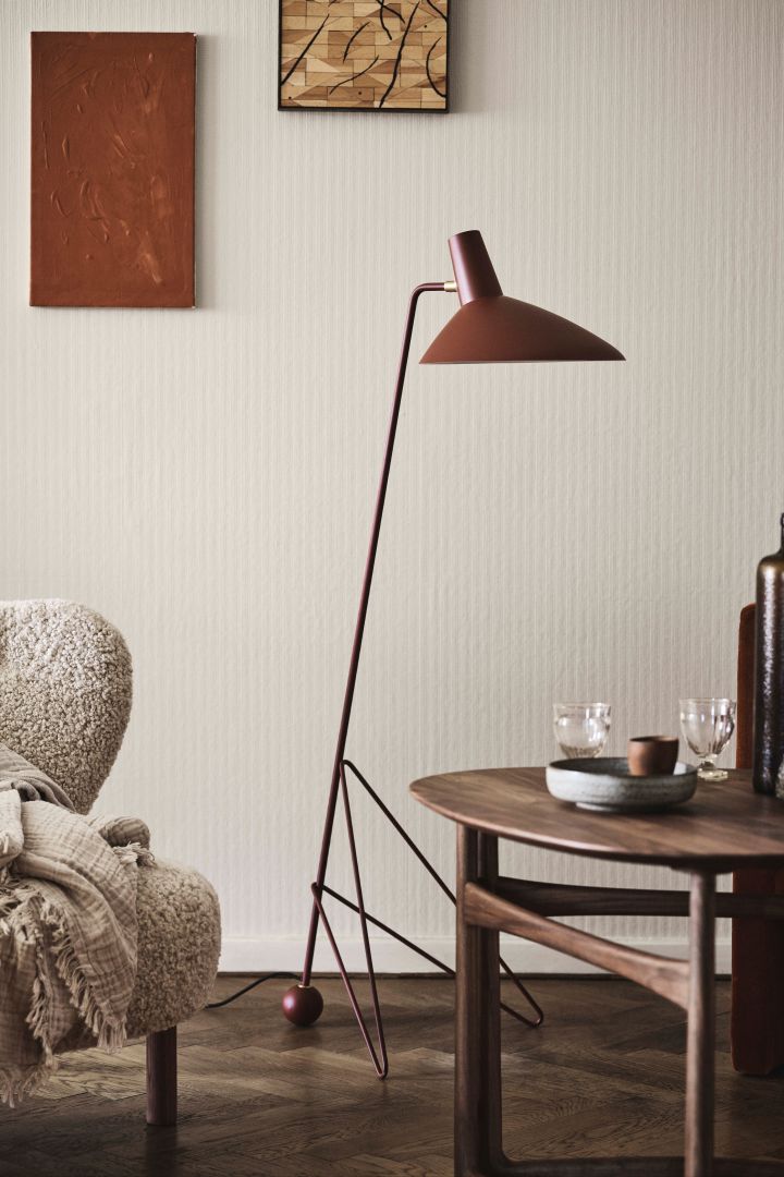 Från &Tradition kommer denna snygga golvlampa, Tripod som formgavs 1953 av duon Hvidt & Mølgaard. Lampans ikoniska trebenta pas och siluett passar lika väl in i det klassiska hemmet som i det moderna och finns i flera färger.