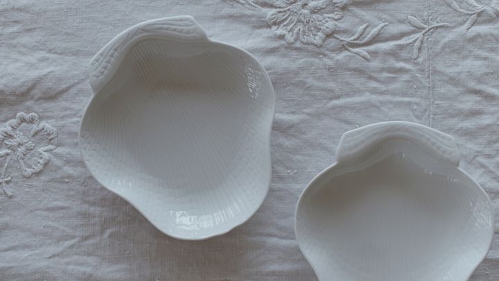 Att duka med designklassiker är aldrig fel, Swedish Grace snäckfat i vitt är exempel på klassiskt porslin som aldrig går ur tiden.