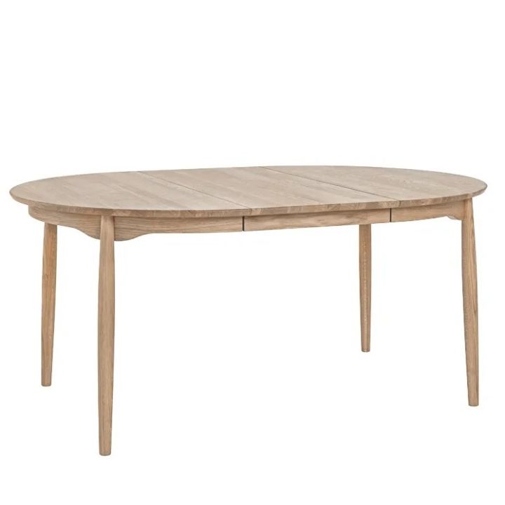 Carl matbord från Stolab är ett gediget matbord i trä med tillhörande iläggsskivor. Ett justerbart matbord som är perfekt för den växande familjen eller för den som vill ha plats för gäster.