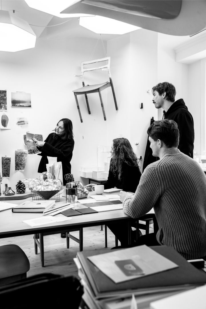 Bild som visar Monica Förster och hennes team i designstudion, Monica visar upp en prototyp för ett kommande designprojekt.