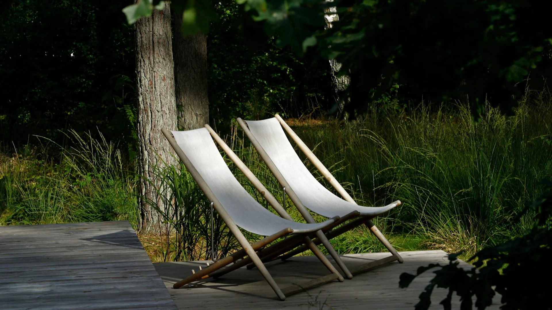 Bland snygga solstolar & sköna solstolar finns H55 vilostol från Skargaarden som en riktig klassiker, tillverkad i teak med klädsel i tyg.